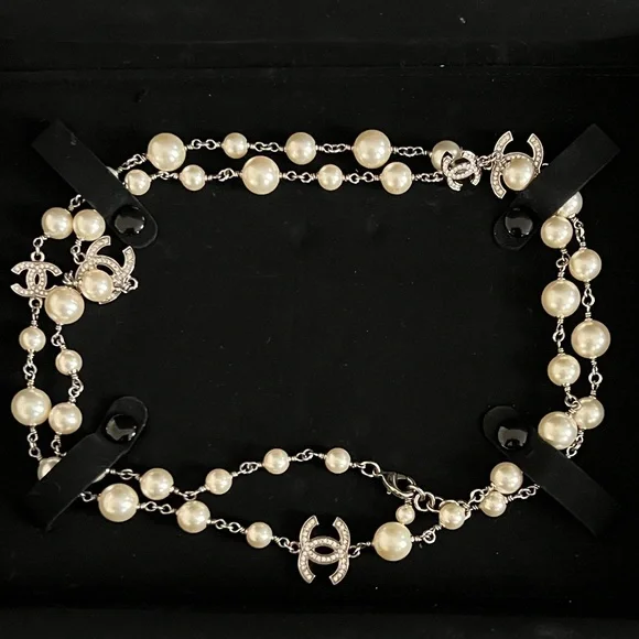CHANEL Pearl and Silver Logo Necklace - Picture 5 of 8